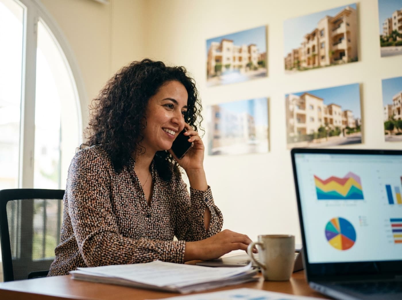Agent immobilier présentant un appartement à une famille, téléphone à la main